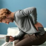 إمتى وجع الظهر يكون بسبب الكلى؟ تعرّف على الأعراض التي تميّز ألم الكلى عن غيره، العلامات التحذيرية المبكرة، ومتى يجب مراجعة الطبيب.