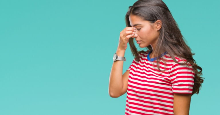 "شخص يشعر بالتعب طوال اليوم بدون سبب واضح، يوضح مشاكل النوم، نقص المغذيات، والتوتر كمسببات للتعب المزمن."