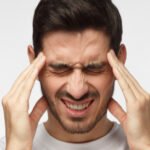 "هل الصداع المستمر له علاقة بالنظر؟ صورة توضيحية لمشاكل العين وتأثيرها على الصداع."