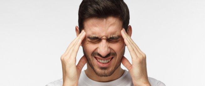 "هل الصداع المستمر له علاقة بالنظر؟ صورة توضيحية لمشاكل العين وتأثيرها على الصداع."