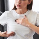 علامات ألم الثدي الخطير ومتى يستدعي زيارة الطبيب