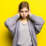 مراهق يعاني من ضغوط نفسية خلال أخطر سن في المراهقة