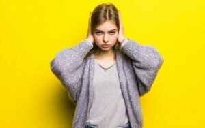 مراهق يعاني من ضغوط نفسية خلال أخطر سن في المراهقة