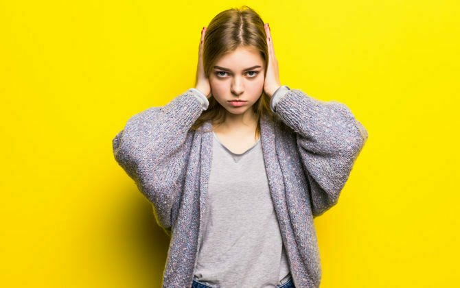 مراهق يعاني من ضغوط نفسية خلال أخطر سن في المراهقة