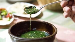 "طبق ملوخية طازجة قد يسبب أضرار عند الإفراط في تناولها"