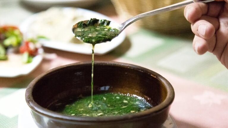 "طبق ملوخية طازجة قد يسبب أضرار عند الإفراط في تناولها"